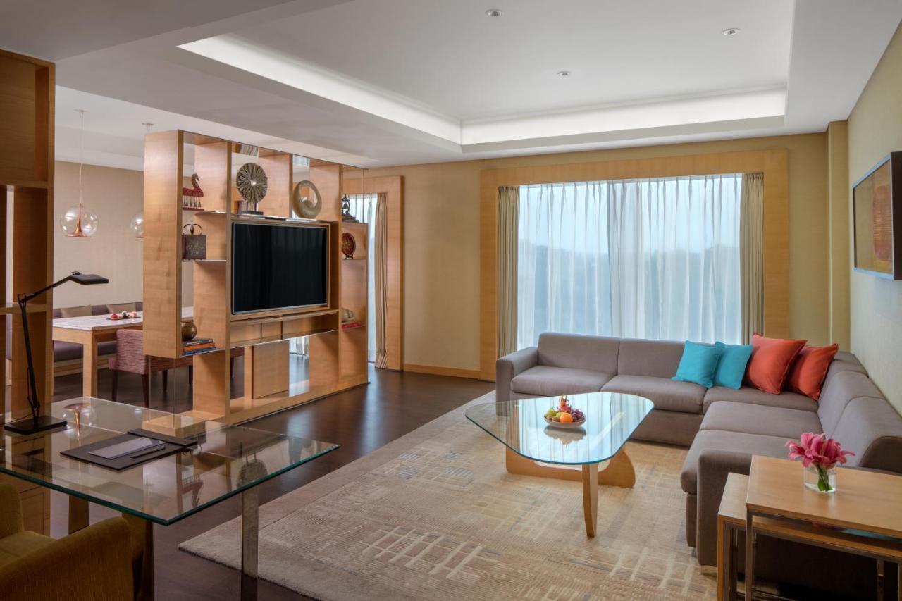 하얏트 리젠시 찬디가르 Chandīgarh 외부 사진 A living room in a suite at the hotel