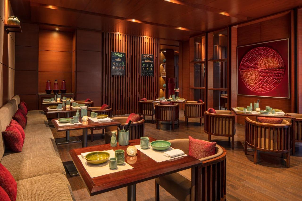 하얏트 리젠시 찬디가르 Chandīgarh 외부 사진 The interior of the restaurant
