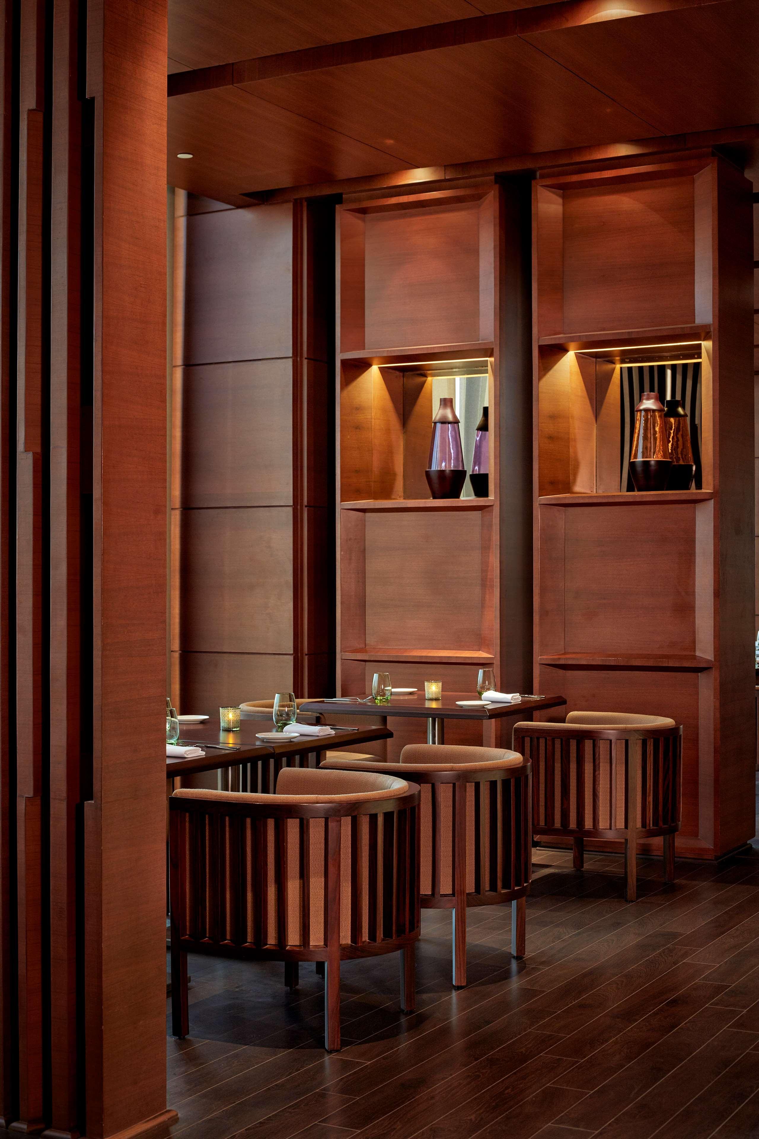 하얏트 리젠시 찬디가르 Chandīgarh 외부 사진 The bar at the restaurant