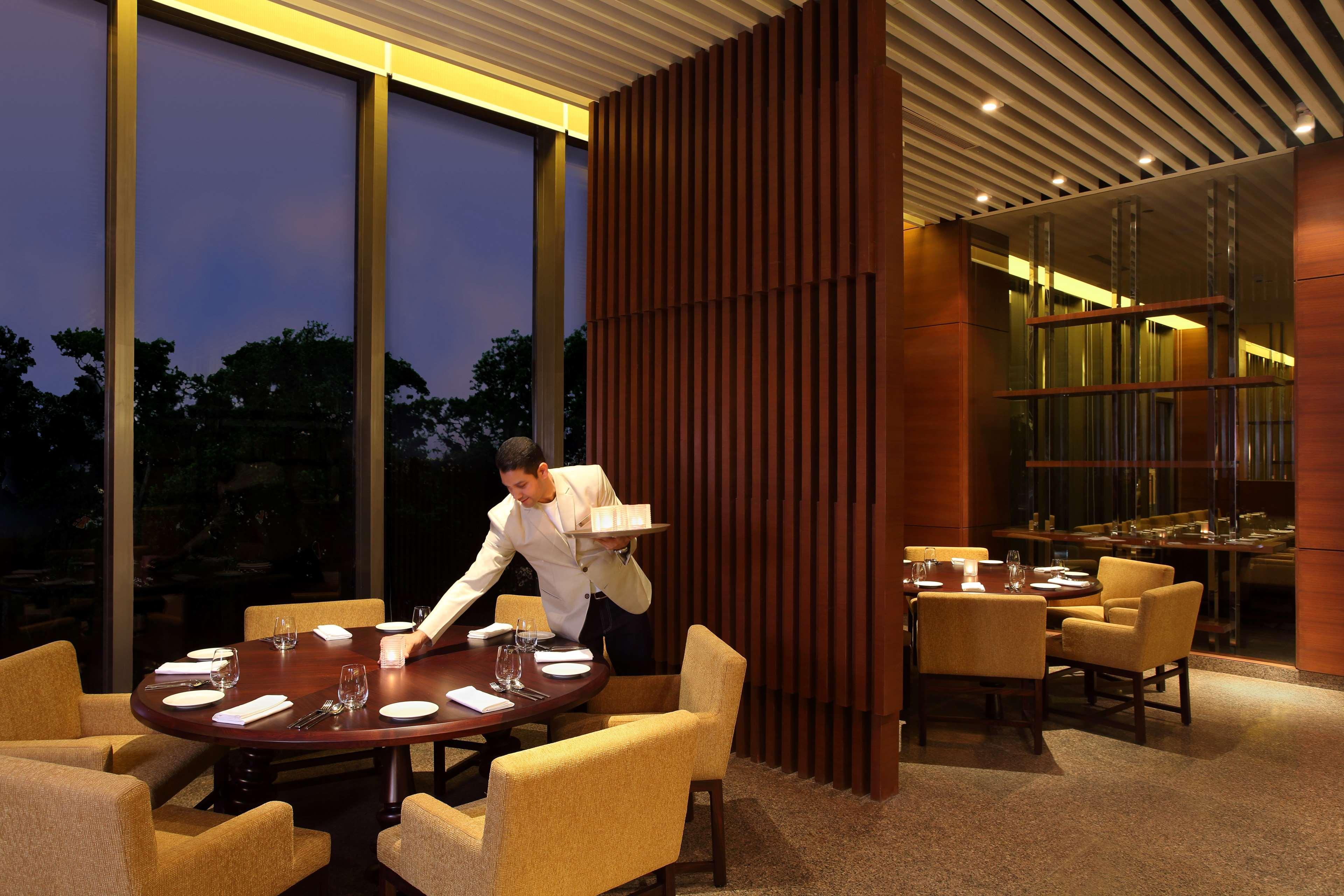 하얏트 리젠시 찬디가르 Chandīgarh 외부 사진 A restaurant in a hotel