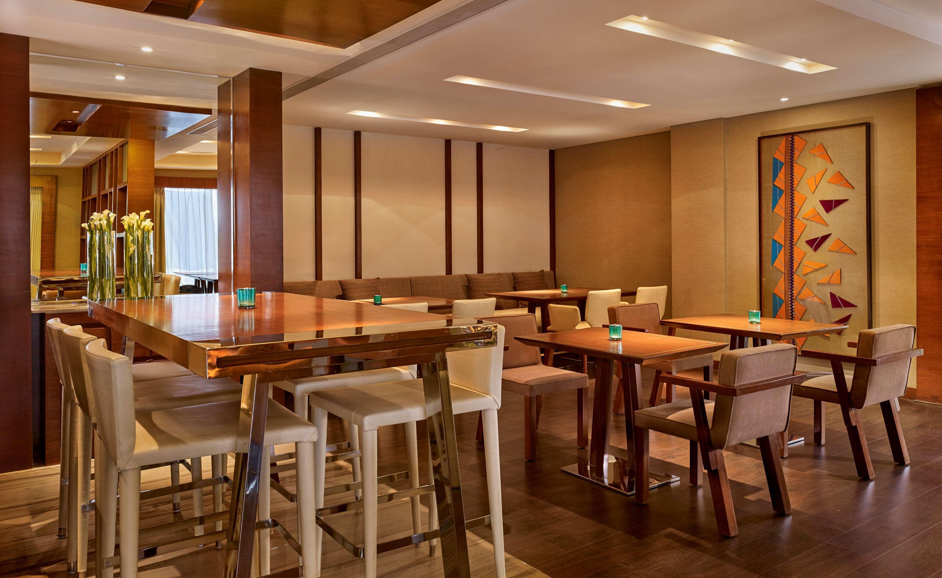 하얏트 리젠시 찬디가르 Chandīgarh 외부 사진 The lounge at the airport